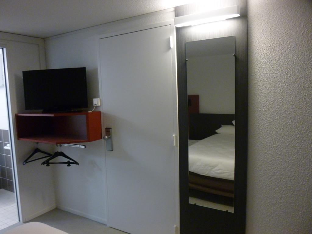Brit Hotel Mayenne Cameră foto